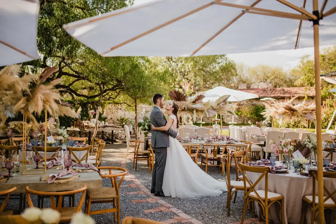 Ideas Elegantes y Accesibles para Decorar tu Boda al Aire Libre