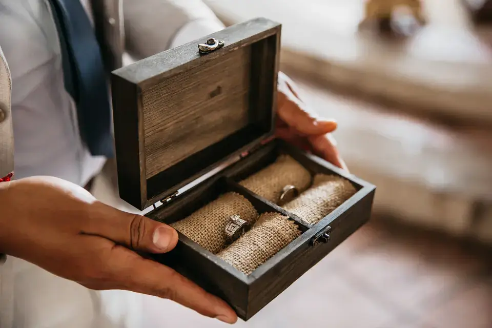 Ideas Sofisticadas y con Significado para Regalar en tu Aniversario de Boda